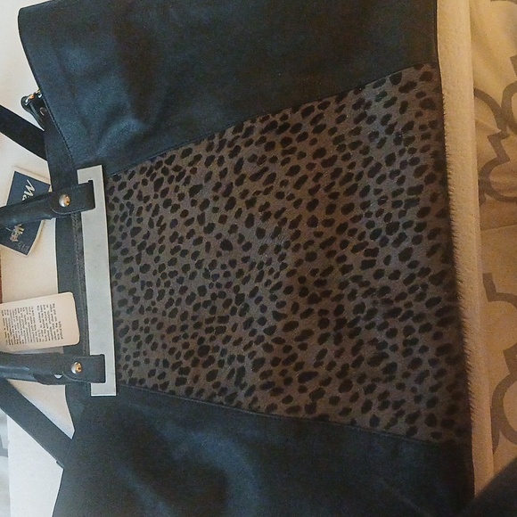 Womans hand, and shoulder bag. - Picture 3 of 4